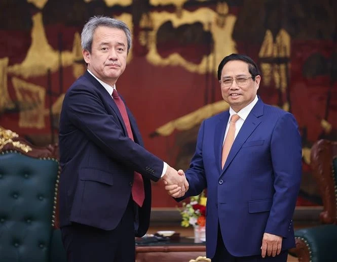 El primer ministro de Vietnam, Pham Minh Chinh (derecha) recibe a Masayuki Omoto, director general del grupo japonés Marubeni. (Foto: VNA)