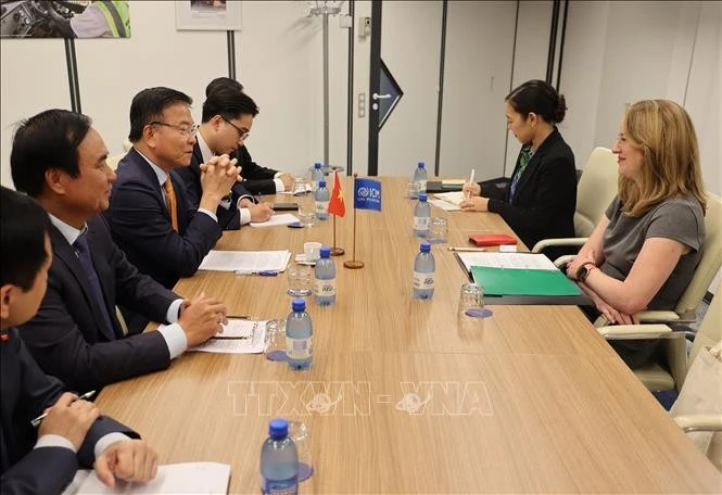 En la reunión entre el viceprimer ministro Le Thanh Long y la directora general de la Organización Internacional para las Migraciones (OIM), Amy Pope. (Foto: VNA)