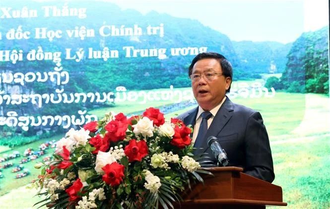 El doctor Nguyen Xuan Thang, director de la Academia Nacional de Política Ho Chi Minh, habla en el evento. (Foto: VNA)