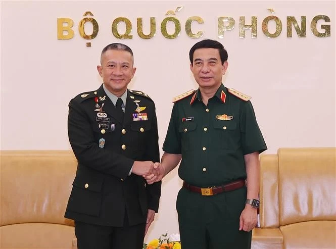 El general Phan Van Giang (derecha), ministro de Defensa de Vietnam, y general Songwit Noonpackdee, comandante de las Fuerzas Armadas de Tailandia. (Foto: VNA)