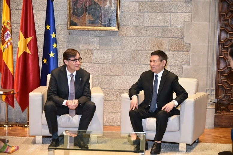 En el encuentro entre el viceprimer ministro de Vietnam, Ho Duc Phoc y Salvador Illa, presidente de la región de Cataluña (Fuente: VNA) 