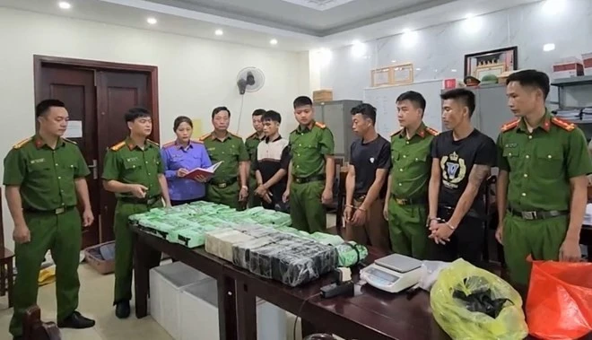 La policía arresta a dos sospechosos y confisca 60 barras de heroína y 37 kilogramos de metanfetamina. (Foto: laodong.vn)
