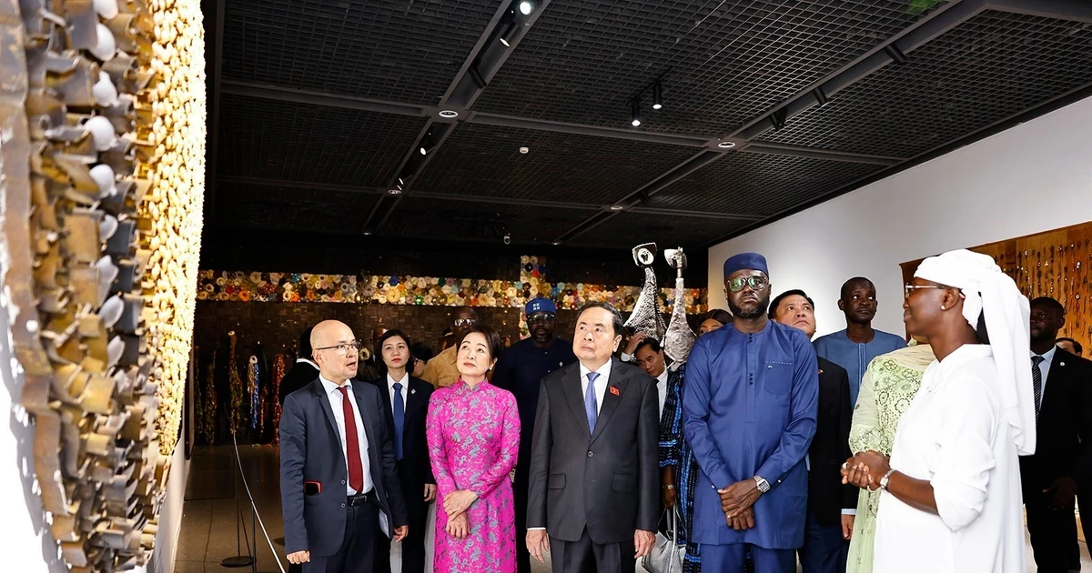 El presidente de la Asamblea Nacional de Vietnam, Tran Thanh Man, acompañado por su esposa y una delegación de alto nivel, visita el Museo de las Civilizaciones Negras en Dakar (Fuente: VNA)