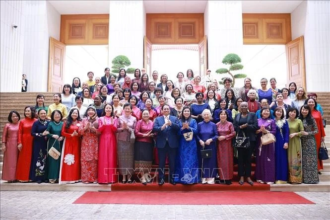El primer ministro de Vietnam, Pham Minh Chinh, junto a su esposa, recibe a diplomáticas nacionales y extranjeras. (Foto: VNA)