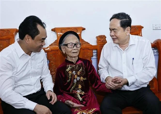 El presidente de la Asamblea Nacional de Vietnam, Tran Thanh Man (derecha) visita a la Madre Heroica vietnamita Ta Thi Tran (Fuente: VNA) 
