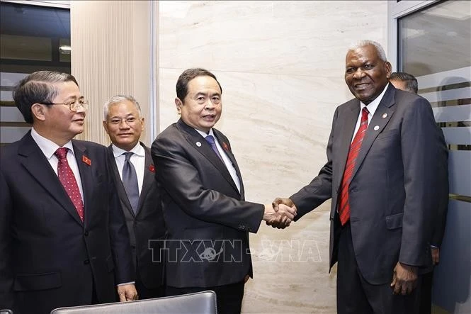 El presidente de la Asamblea Nacional de Vietnam, Tran Thanh Man, se reúne con el titular de la Asamblea Nacional del Poder Popular de Cuba, Esteban Lazo. (Foto: VNA)