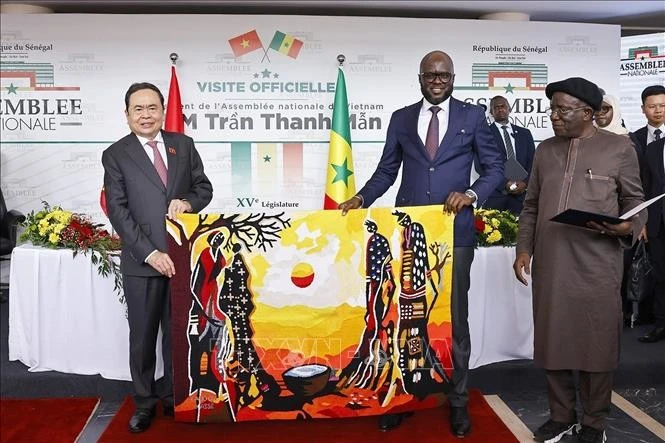 El presidente de la Asamblea Nacional, Tran Thanh Man, y su par de Senegal, Malick Ndiaye, intercambian regalos (Fuente: VNA)