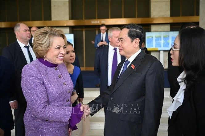 El presidente de la Asamblea Nacional de Vietnam, Tran Thanh Man (derecha) y la presidenta del Consejo de la Federación de Rusia, Valentina Matviyenko. (Foto: VNA)