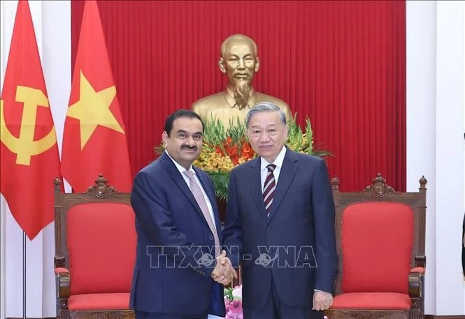 El secretario general del Partido Comunista To Lam recibe a Gautam Adani, presidente del grupo indio Adani. (Foto: VNA)