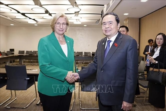 El presidente de la Asamblea Nacional de Vietnam, Tran Thanh Man y Anke Rehlinger, presidenta del Bundesrat alemán. (Foto: VNA))