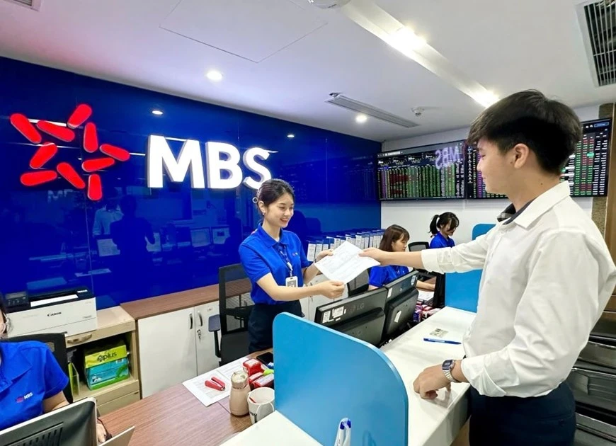 Actividades de consultoría y corretaje de valores en la empresa MB Securities (Foto: qdnd.vn)