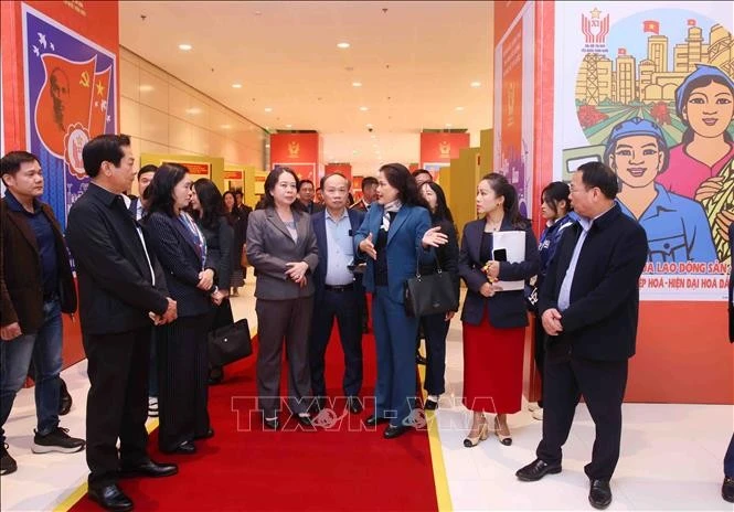 La subdirectora general de la Agencia de Noticias de Vietnam, Nguyen Thi Su, presenta la exposición fotográfica de la entidad en el XI Congreso Nacional de Emulación Patriótica a la vicepresidenta Vo Thi Anh Xuan. (Fuente: VNA)