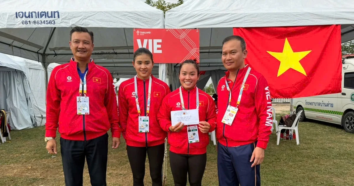 Atletas vietnamitas ganan medalla dorada en canotaje. (Fuente: VNA)