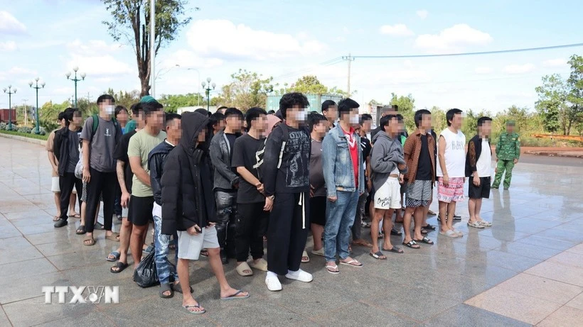 Las autoridades camboyanas repatriaron a 63 ciudadanos vietnamitas. (Foto: VNA)