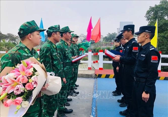 Representantes vietnamitas y chinos se reúnen en la línea de demarcación del Puente de la Amistad Fronterizo Vietnam - China. (Fuente: VNA)