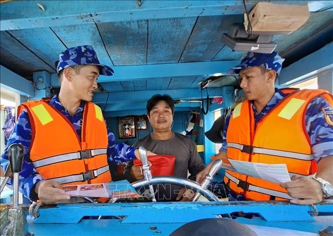Las fuerzas de hacer cumplimiento de ley en el mar de Ciudad Ho Chi Minh están divulgando a los pescadores sobre la lucha contra la pesca ilegal, no declarada y no reglamentada. (Fuente: VNA)