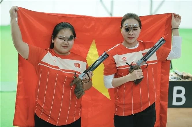 Trinh Thu Vinh (derecha) ganó la medalla de oro y Nguyen Thuy Trang conquistó la de plata en la prueba individual femenina de pistola de aire comprimido de 10 metros. (Foto: VNA)
