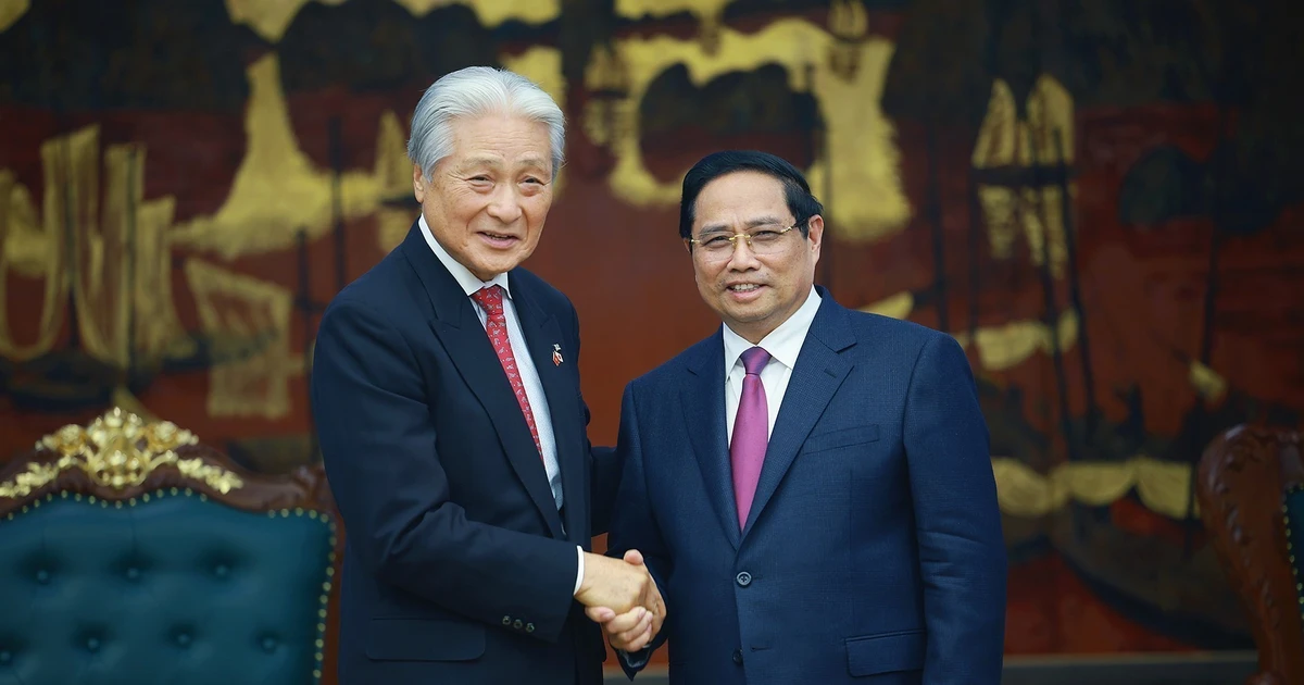 El primer ministro vietnamita, Pham Minh Chinh, recibe a Fukuda Tomikazu, gobernador de la prefectura japonesa de Tochigi. (Fuente: VNA)