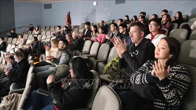 Un gran público acudió a ver la película. (Foto: VNA)