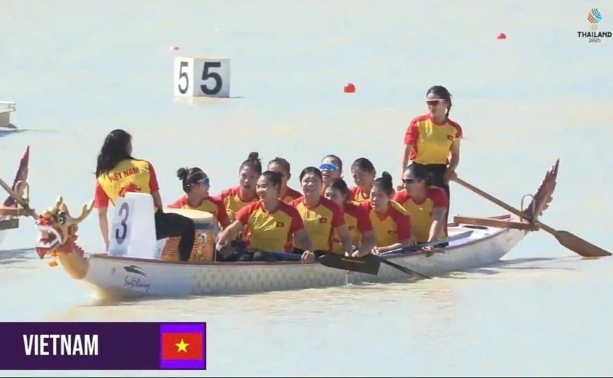 Equipo vietnamita gana medalla de oro en la prueba de bote de 10 plazas en 200 metros. (Foto: VNA)