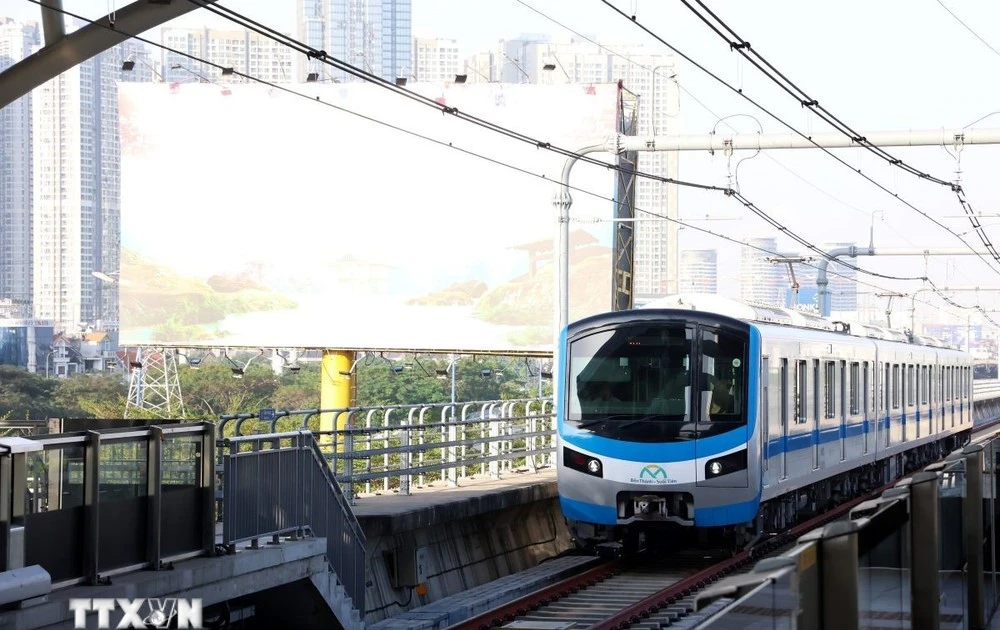 La línea de metro Ben Thanh-Suoi Tien aumenta el número de viajes para atender a los pasajeros durante las festividades y el Tet (Nuevo Año Lunar). (Foto: VNA)
