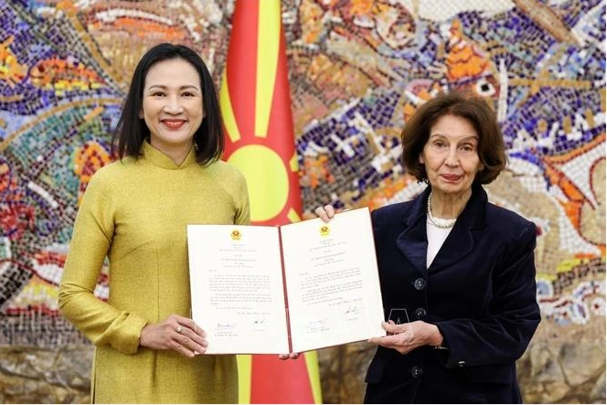 La embajadora de Vietnam en Bulgaria, concurrente en Macedonia del Norte, Dang Thi Minh Nguyet, presenta sus cartas credenciales a la presidenta de Macedonia del Norte, Gordana Siljanovska-Davkova. (Foto: VNA)
