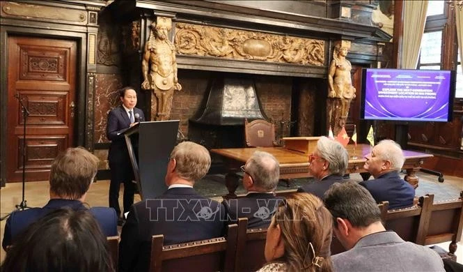 El secretario del Comité partidista de la ciudad de Hai Phong, Le Tien Chau, habla en el seminario. (Foto: VNA)