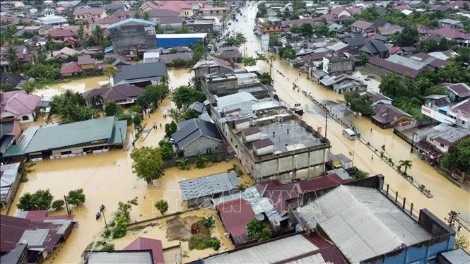 Zona inundada en la provincia de Aceh, Indonesia, el 27 de noviembre de 2025. (Foto: Xinhua/VNA)
