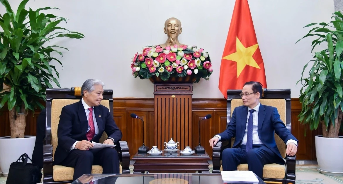 El miembro del Comité Central del Partido Comunista y ministro de Relaciones Exteriores de Vietnam, Le Hoai Trung, recibe a Fukuda Tomikazu, gobernador de la prefectura japonesa de Tochigi. (Fuente: VNA)