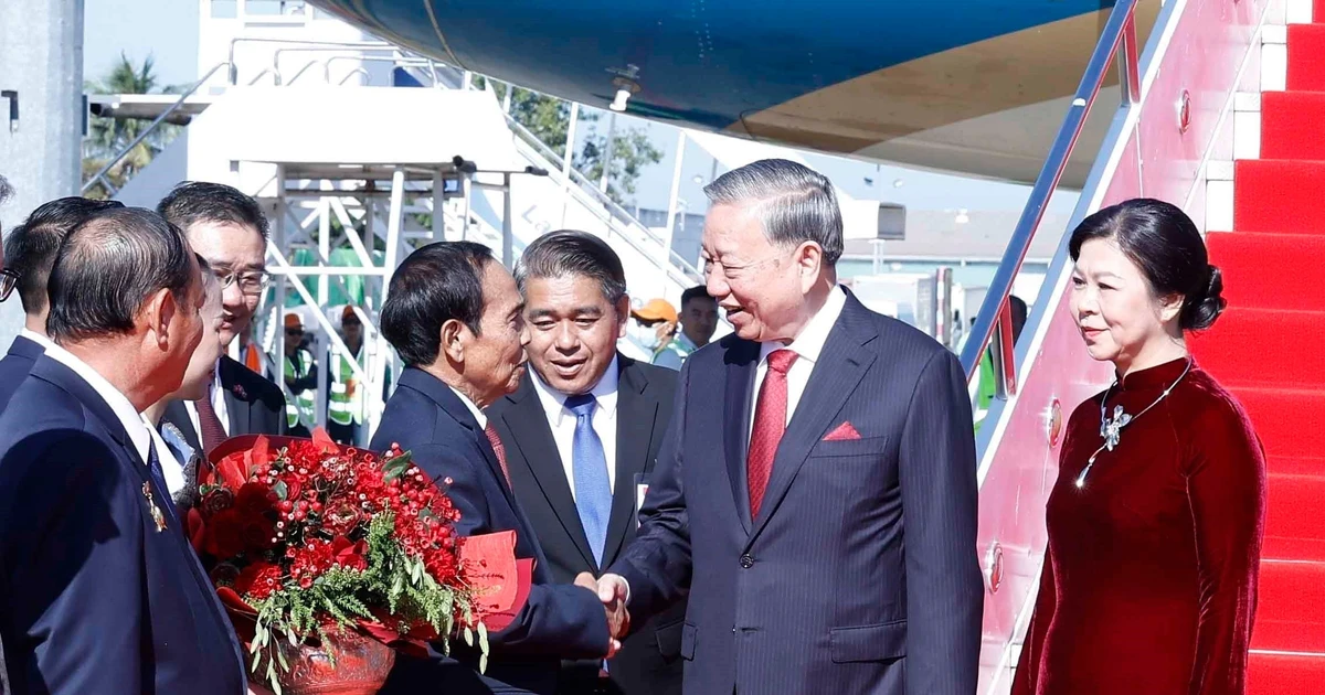 Ceremonia de bienvenida para el secretario general del Partido Comunista de Vietnam, To Lam y su esposa en el Aeropuerto Internacional Wattay, Vientián. (Foto: VNA)
