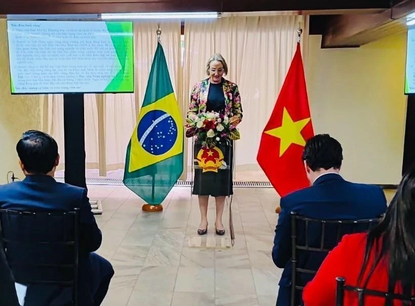 La jefa del Departamento de Administración del MAPA, Mirela Janice Eidt, habla en el evento. (Foto: Embajada vietnamita en Brasil)
