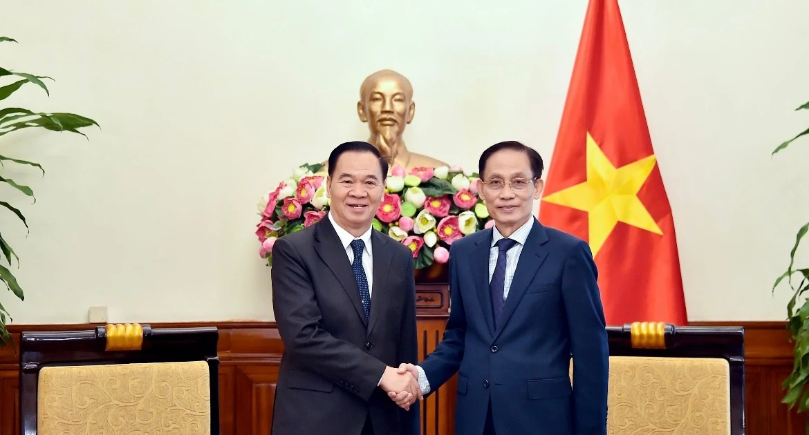 El ministro vietnamita de Relaciones Exteriores, Le Hoai Trung y el ministro laosiano de Educación y Deportes, Thongsalith Mangnomek. (Fuente: VNA)