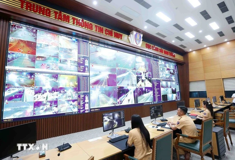 Los agentes de la policía de tránsito monitorean el tráfico 24/7 mediante cámaras con inteligencia artificial. (Foto: VNA)