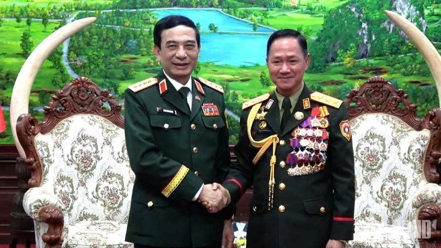 El general Phan Van Giang, ministro de Defensa de Vietnam, sostiene un encuentro con su par laosiano, el coronel general Khamliang Outhakaysone. (Foto: VNA)