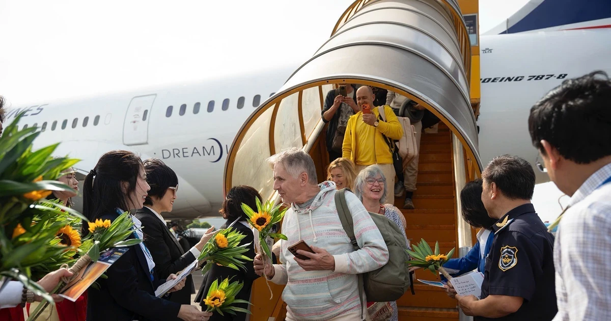 En la ceremonia de bienvenida al turista internacional número 20.000.000 en el Aeropuerto Internacional de Phu Quoc. Foto: VNA