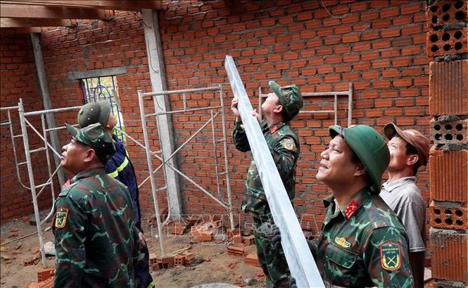 La reconstrucción de viviendas de las familias afectadas por desastres naturales en las zonas altas de Tay Tra en la provincia centrovietnamita de Quang Ngai, ha entrado en su fase final (Fuente: VNA)