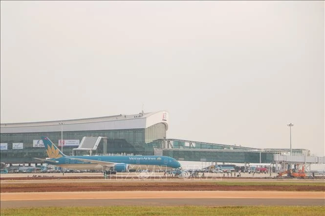 Un Boeing 787-9 de fuselaje ancho de Vietnam Airlines realiza un vuelo técnico de Tan Son Nhat a Long Thanh. (Foto: VNA)