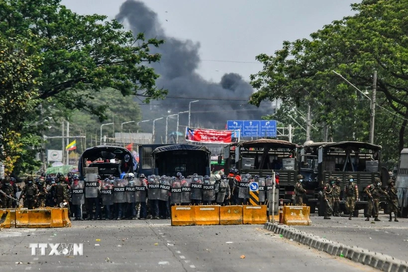 La policía de Myanmar refuerza la seguridad en el distrito de Hlaingthaya, en la ciudad de Yangón. (Foto: AFP/VNA)