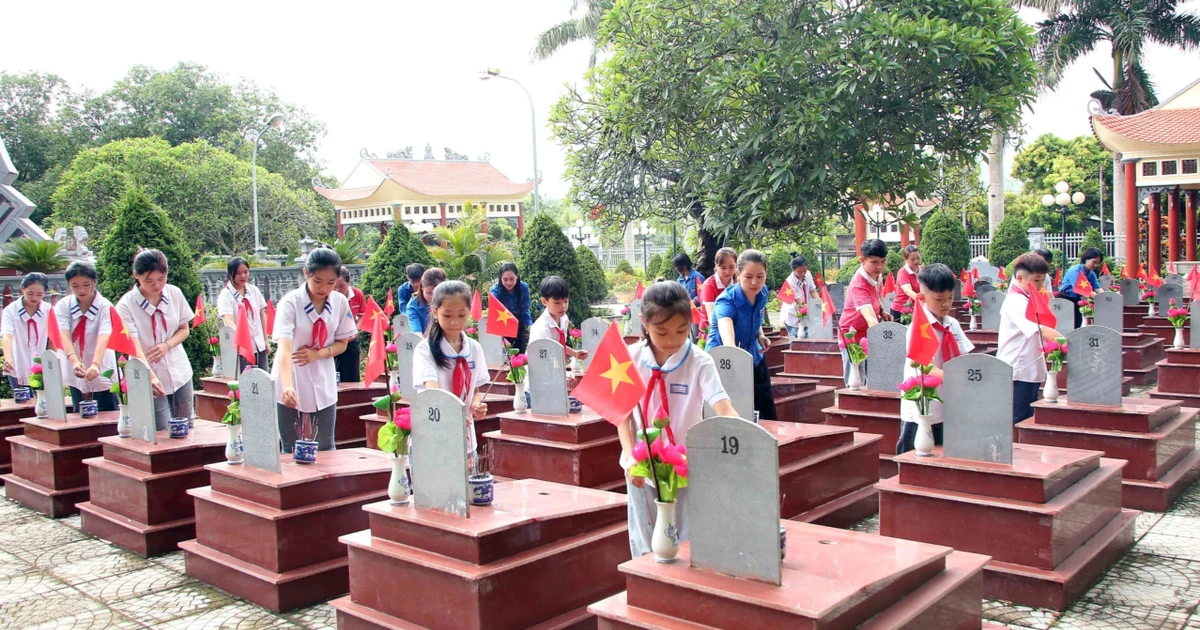 Miembros de la asociación de niños y jóvenes de la ciudad de Yen Chau (Yen Chau, Son La) ofrecen incienso para rendir homenaje a los héroes en el cementerio de mártires del distrito.