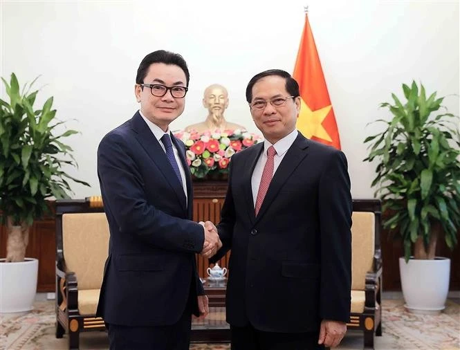 El vicepremier y ministro de Relaciones Exteriores de Vietnam, Bui Thanh Son, recibe al secretario de Estado del Ministerio de Asuntos Exteriores y Cooperación Internacional de Camboya, Ung Rachana. (Foto: VNA)