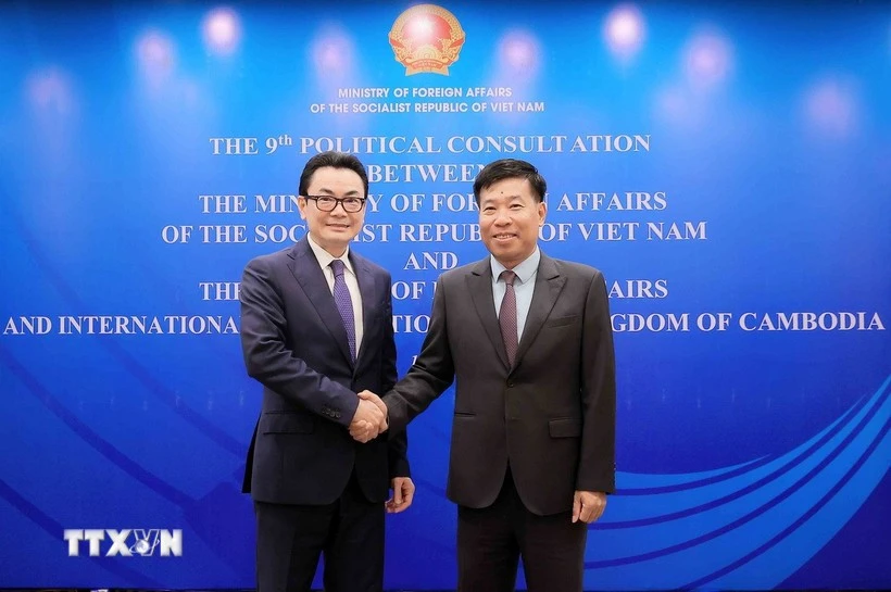 El viceministro de Relaciones Exteriores de Vietnam Nguyen Manh Cuong (derecha) y el secretario de Estado del Ministerio de Asuntos Exteriores y Cooperación Internacional de Camboya, Ung Rachana. (Foto: VNA)