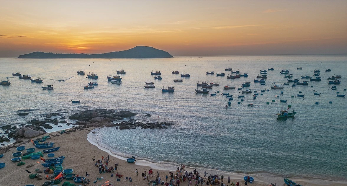 Vista de la playa, donde pescadores y compradores se reúnen cada mañana. (Foto: VNA)