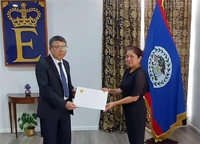 El embajador de Vietnam en México, concurrente en Belice, Nguyen Van Hai, presentó las cartas credenciales del Presidente Luong Cuong a la Gobernadora General de Belice, Dame Froyla Tzalam. (Fuente: VNA)