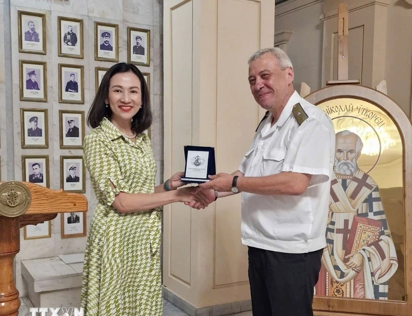 La embajadora de Vietnam en Bulgaria, Nguyen Thi Minh Nguyet, se toma una foto de recuerdo con el contralmirante Kalin Kalinov, director de la Academia Naval Nikola Vaptsarov. (Foto: VNA)