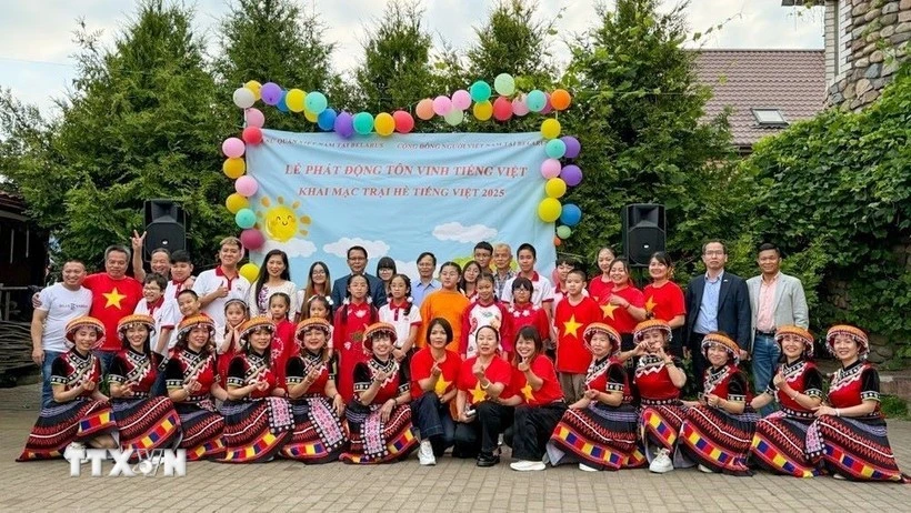Los participantes en el Campamento de Verano de la Lengua Vietnamita se tomaron una foto de recuerdo. (Foto: VNA)