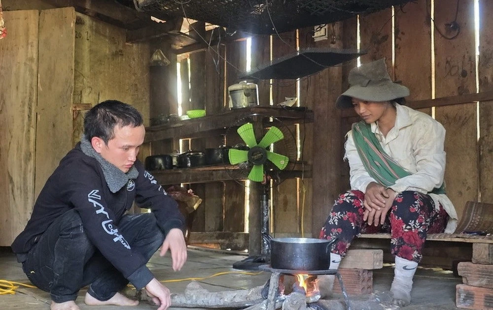 A Nhanh (izquierda) de la comuna de Dak Na (distrito de Tu Mo Rong, provincia de Kon Tum) fue rescatado y regresó a casa tras ser engañado para ir a Camboya con el engaño de "trabajo fácil, salario alto". (Foto: VNA)