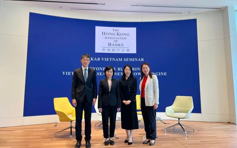 Le Duc Hanh, consulesa general de Vietnam en Hong Kong (segunda desde la izquierda), y delegados asistentes al taller. (Foto: VNA)