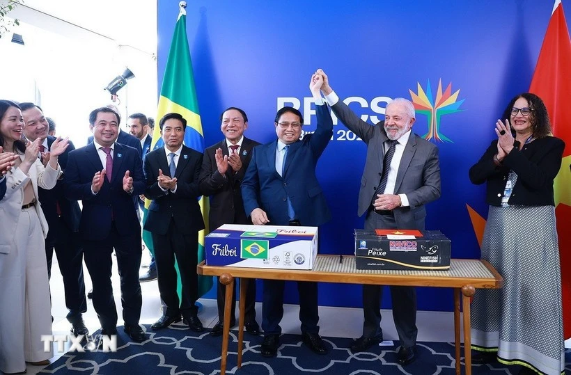 El primer ministro vietnamita, Pham Minh Chinh, y el presidente brasileño, Lula da Silva, en la ceremonia de firma del acuerdo bilateral de comercio y exportación. (Foto: VNA)