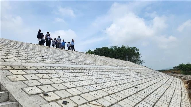 Terraplén antierosión en la margen derecha del río Buoi, aldea Dinh Hung, comuna de Kim Tan (Thanh Hoa). (Foto: VNA)