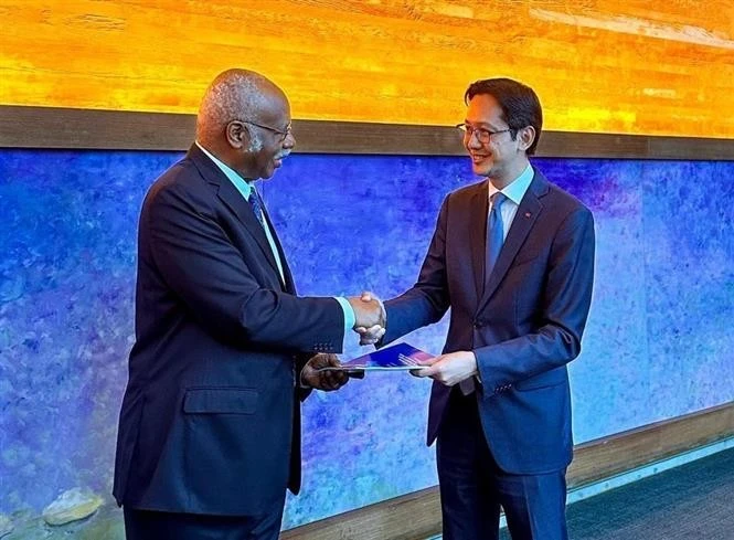 El embajador vietnamita Do Hung Viet, jefe representante de Vietnam ante las Naciones Unidas, entrega al presidente del 79.º período de sesiones de la Asamblea General, Philemon Yang, la versión en vietnamita del Pacto para el Futuro. (Foto: VNA)